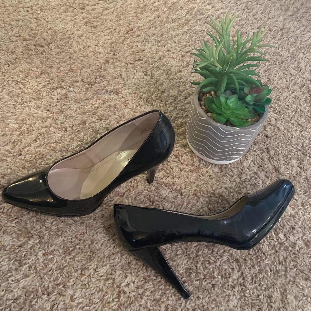 Ellen Tracy black heels
